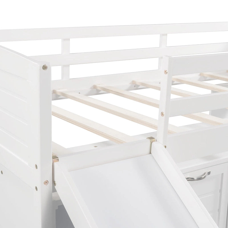 Lit mezzanine bas avec armoires, étagères et toboggan