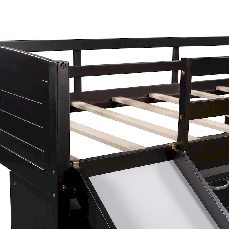 Lit mezzanine bas avec armoires, étagères et toboggan